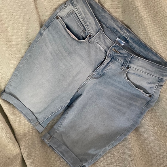 $12 Sz10 Jeans shorts-Time & Tru-69%Cotton/25%Poly/3%Rayon/3% Spandex 9”Inseam - Picture 2 of 6